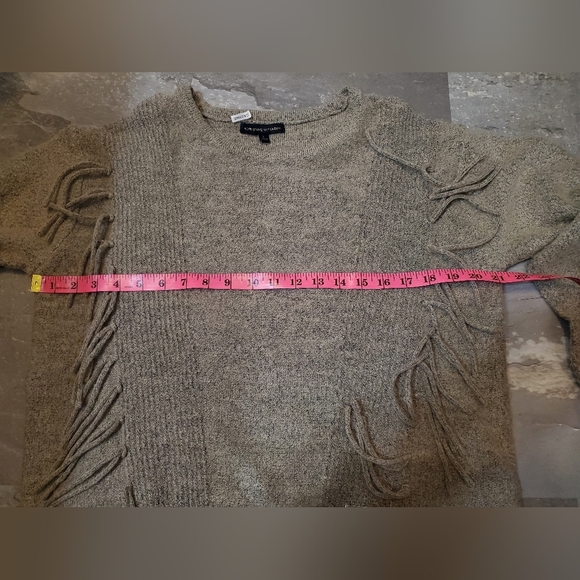 NWOT Adrienne Vittadini greyish tan sweater. Fringe. Size L. Boho. - Picture 10 of 12